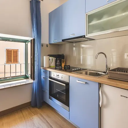 Vinea Umag, Ulica G Garibaldia 2 * Umago